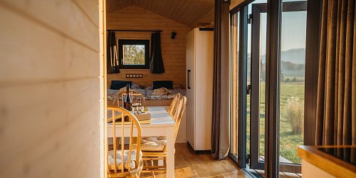 Miodowe spanie - glamping