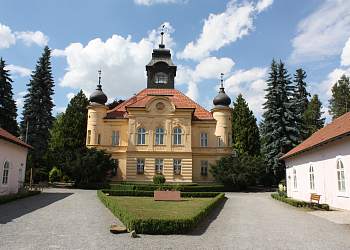 Das Schloss und Park in Doloplazy