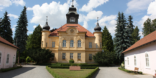 Zámek a zámecký park v Doloplazích