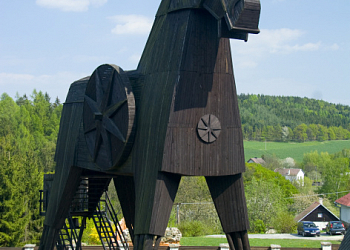 Historický areál Bouzov s „Trojským koněm“