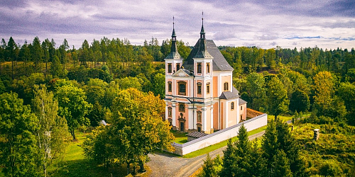 Poutní kostel sv. Anny a sv. Jakuba ve Staré Vodě