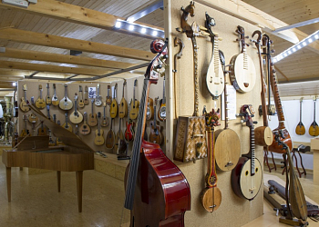 Expozice hudebních nástrojů v Horském hotelu Skiland