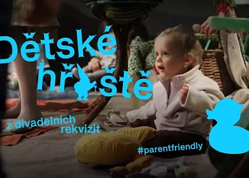 Dětské hřiště z divadelních rekvizit