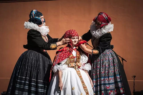 Ženský lidový oděv na Hané