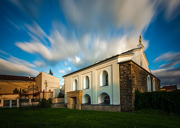 Bývalá synagoga, židovská čtvrť a hřbitovy