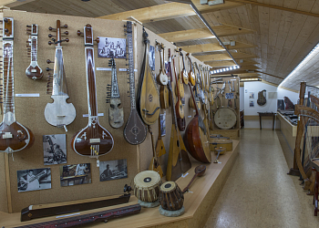 Expozice hudebních nástrojů v Horském hotelu Skiland